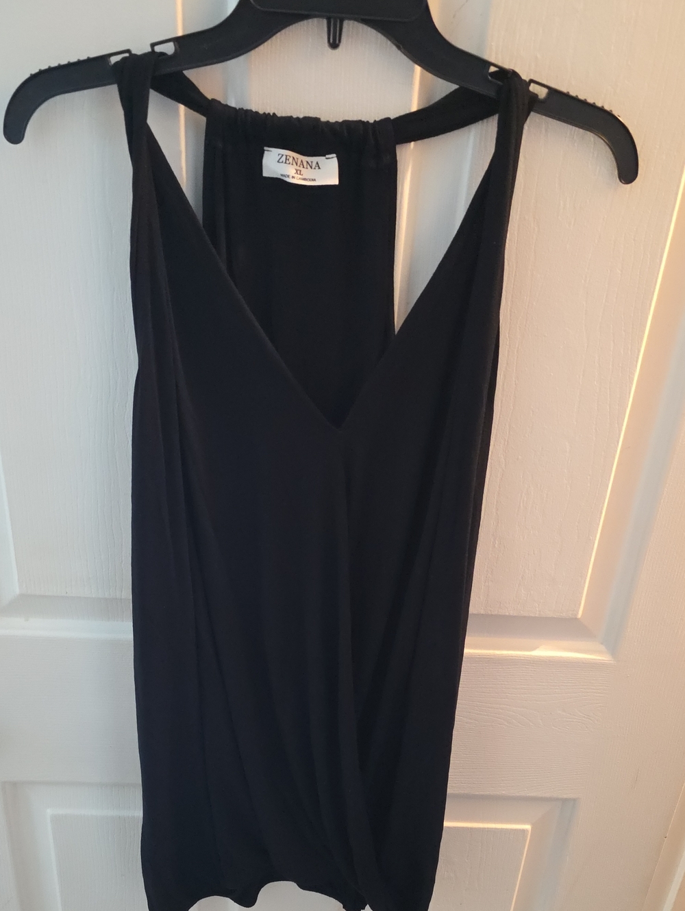 Zenana Outfitters Black V-Neck Sleeveless Tank Top
